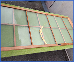 ガラスが一部外れた障子扉の画像