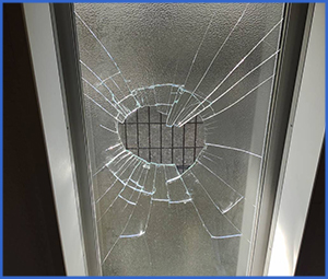 放射状に割れたガラス扉の画像