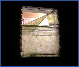 浴室のガラスが割れている画像