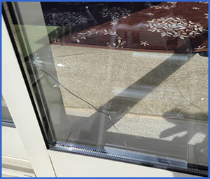 リビングのガラス窓を外から見た画像