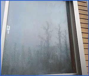 ガラスに白い筋がついている画像