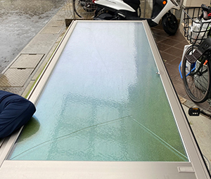 ガラス窓を地面に置いた画像