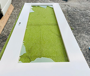 ガラスが割れてなくなってしまった白い窓枠画像