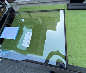 交換するガラスを地面に置いた画像