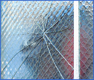 割れたすりガラスのアップ画像