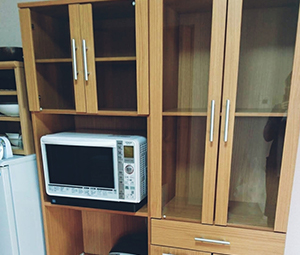 キッチンの食器棚の画像