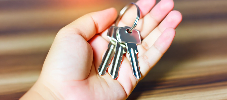 合鍵を手に乗せている画像